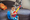 jongen met speelgoedgitaar