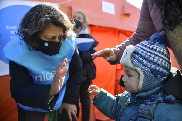 UNICEF-medewerker met kind uit Oekraïne 