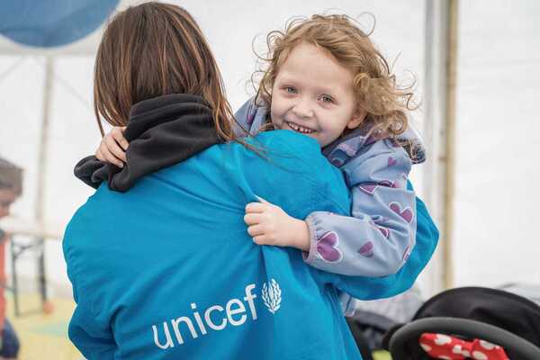 meisje met UNICEF-medewerker 