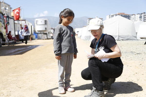 Meisje met UNICEF-medewerker