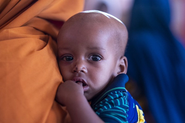 baby bij moeder in hoorn van afrika