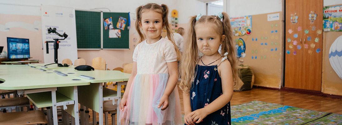 Twee meisjes in een klaslokaal in Oekraïne.