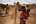 Een moeder werkt met haar kind op de rug in een goudmijn in Burkina Faso.