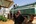 Een watertruck vult een grote opslagtank met vers water.