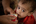 Arwa uit Jemen eet Plumpy'Nut.