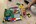 Kinderen in de noodopvang spelen met lego