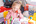 De 2-jarige Emilia belt met een speelgoedtelefoon.