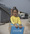 Fariba (4) krijgt een pakje van UNICEF. Ze woont in een kamp voor asielzoekers in Athene.