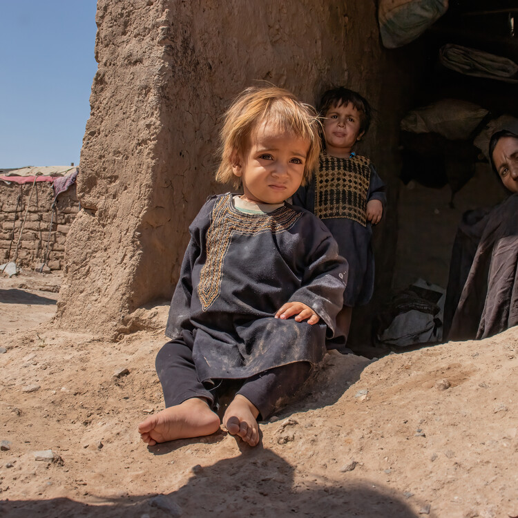 kinderen bij huis in Afghanistan