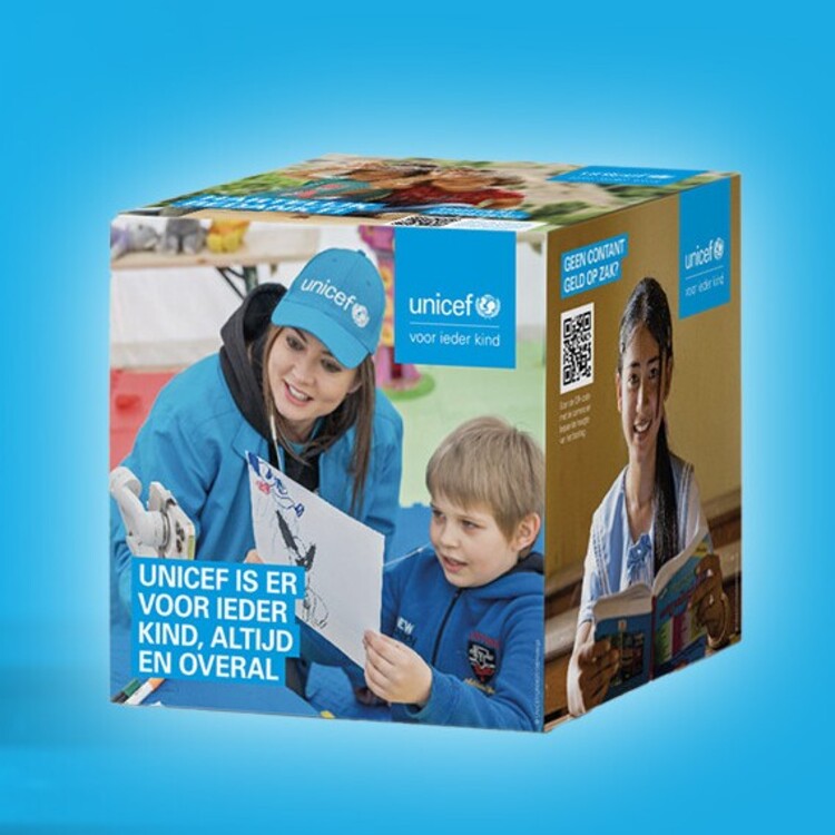 donatiebox en meisje op school
