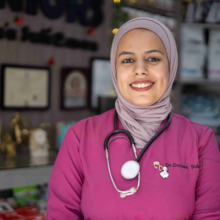 Doa heeft haar eigen dierenkliniek geopend in haar buurt in Amman.
