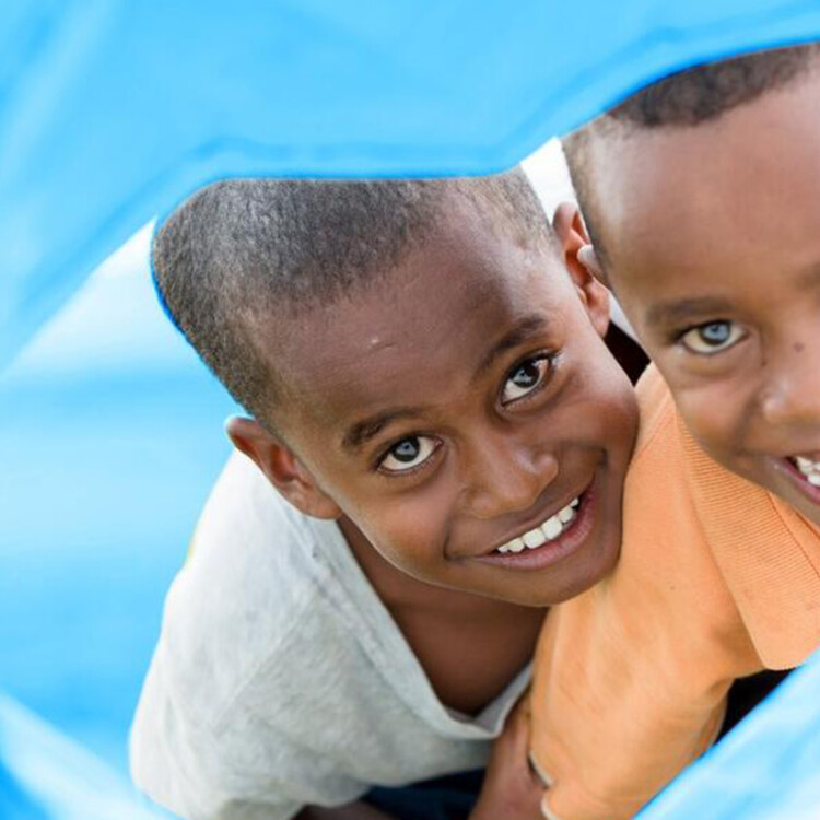 UNICEF medewerker met gevluchte kinderen in Hongarije