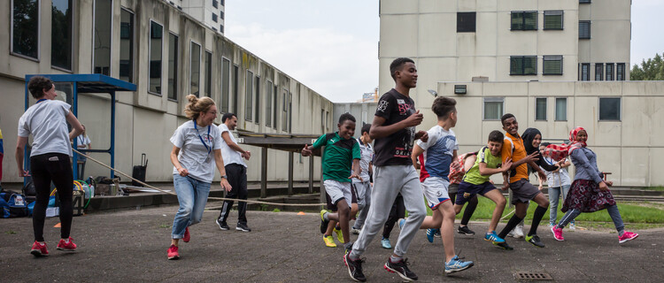 Kinderen rennen tijdens TeamUp activiteiten
