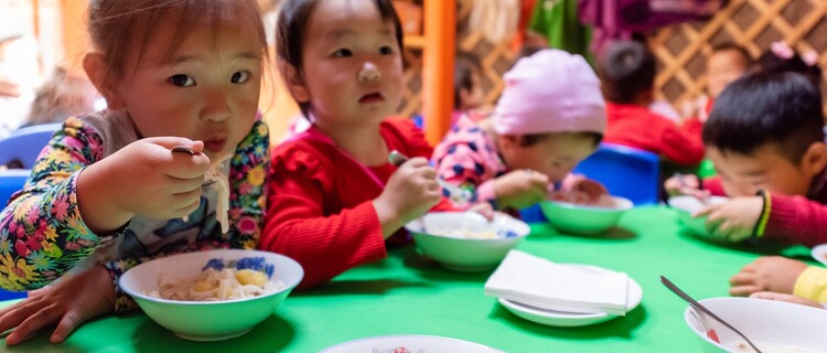 Kinderen eten samen monogolië