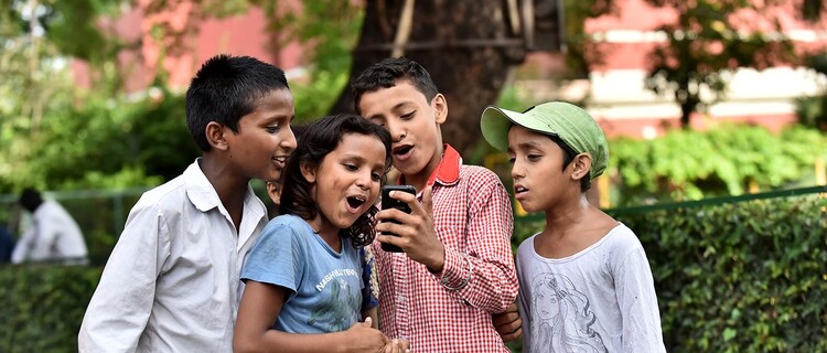 kinderen met mobile telefoon in dehli
