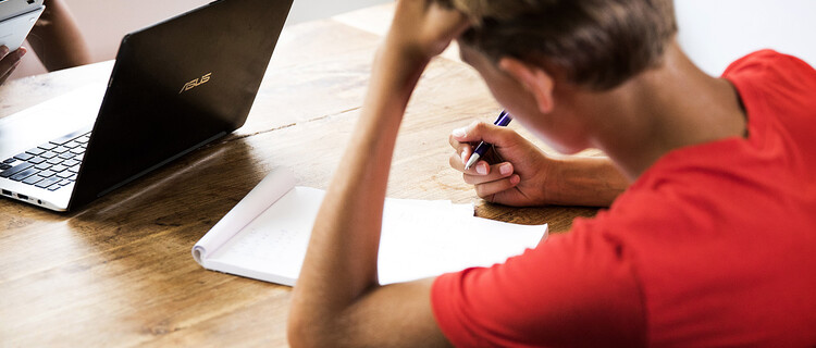 Jongen huiswerk maken gelukdruk 074