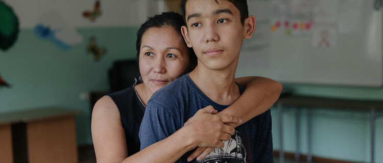 Baurzhan uit kazachstan met zijn moeder