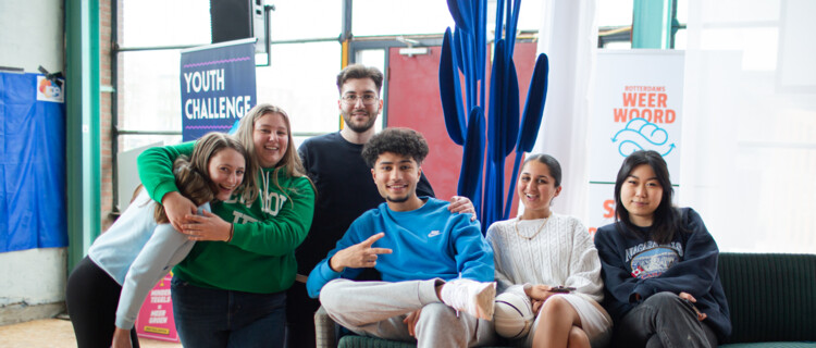 jongeren zitten op bank bij youth challenge event