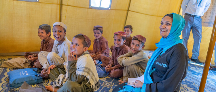 Rushnan bij een klas kinderen in Afghanistan