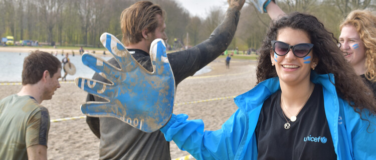 UNICEF-vrijwilligers bij bos