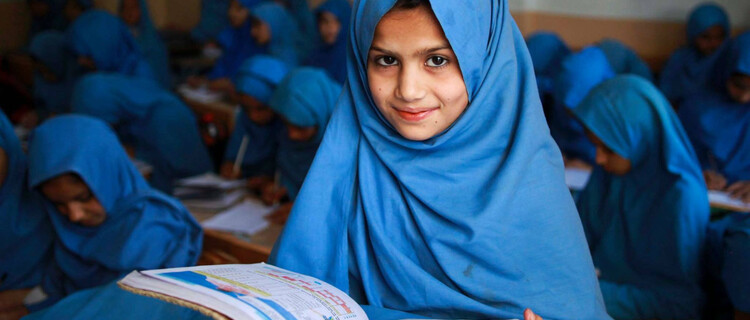 Meisje krijgt onderwijs in Pakistan