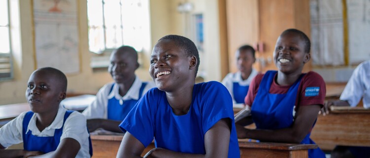 Vier meisjes in de klas in Oeganda