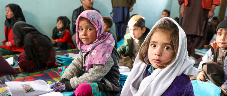 Meisjes in Afghanistan gaan naar school.