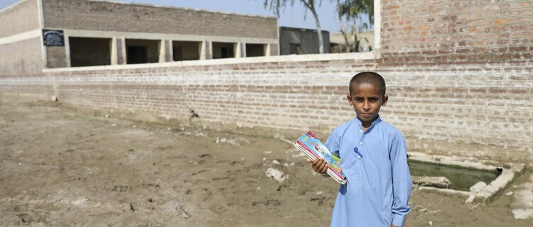 kind staat met schoolboeken voor school