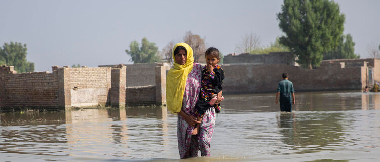 Moeder en dochter na een overstroming in Pakistan