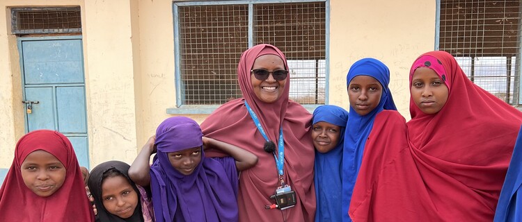 Zeinab Ahmed met kinderen in Kenia.