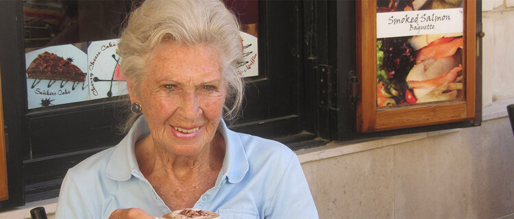 Betty op een terras