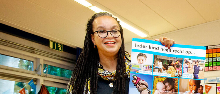 Vrijwilliger geeft gastles