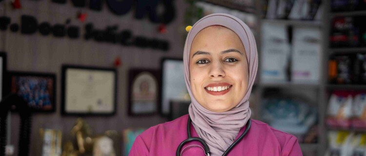 Doa heeft haar eigen dierenkliniek geopend in haar buurt in Amman.