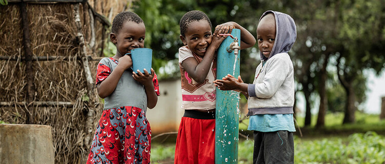 UNICEF medewerker met gevluchte kinderen in Hongarije