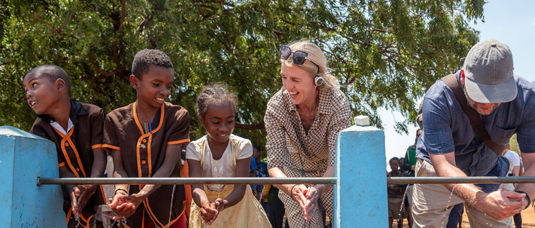 Lynn met kinderen in Madagaskar