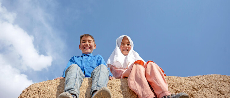 Kinderen buiten het door UNICEF ondersteunde Community-Based Education-centrum in centraal Afghanistan.