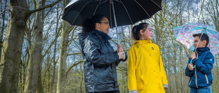kinderen met paraplu's