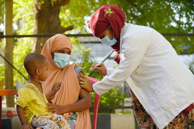 moeder en kind worden gevaccineerd