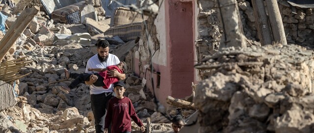 Vader en kinderen in de puin na aardbeving - UNICEF-UNI433686-Senna-AFP