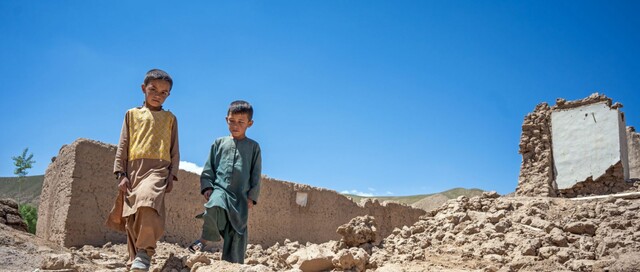 Kinderen in het puin na de overstromingen in Afghanistan