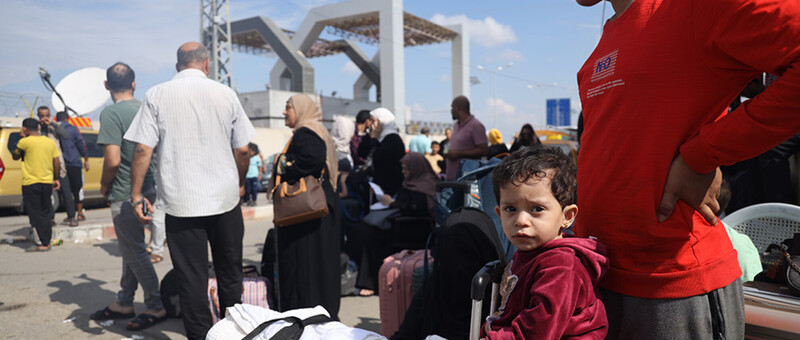 Gezinnen ontvluchten hun verwoeste huizen in Rafah, te midden van het geweld in Gaza.