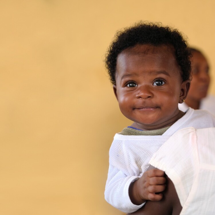 Meisje uit Ghana ontvangt geboortebewijs