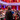 Het publiek doet mee en spreekt in de microofon met de mensen op het podium.