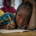 Een meisje krijgt les in een noodlokaal in het opvangkamp Ngagam in Diffa.