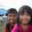 Petobo, Sulawesi. Sinds het dorp van Yudah (11) en Ence (6) op 28 september 2018 door een aardbeving werd verwoest, wijken ze niet van elkaars zijde.