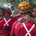 Braziliaanse brandweermannen redden kinderen in overstroomd gebied in Pemba, Mozambique.