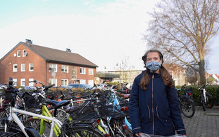 Meisje op schoolplein 2020 un0406677