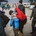 Een moeder stelt haar 7-jarige zoon gerust nadat ze de grens met Roemenië zijn overgestoken. 