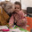 De Oekraïense Dasha (4 jaar) met haar grootmoeder Natalia in een Blue Dot van UNICEF in Palanca, Moldavië.&nbsp;