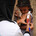 Bushra, 3 jaar oud, wordt door een zorgmedewerker onderzocht op tekenen van ondervoeding in Hadramaut, Jemen.